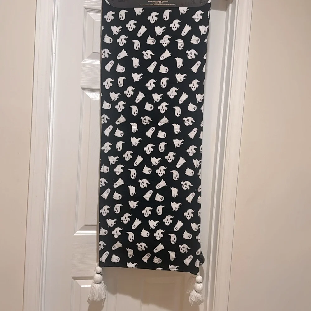 FEELIN' SPOOKY Ghost Table Runner With Oversized Tassels - 16